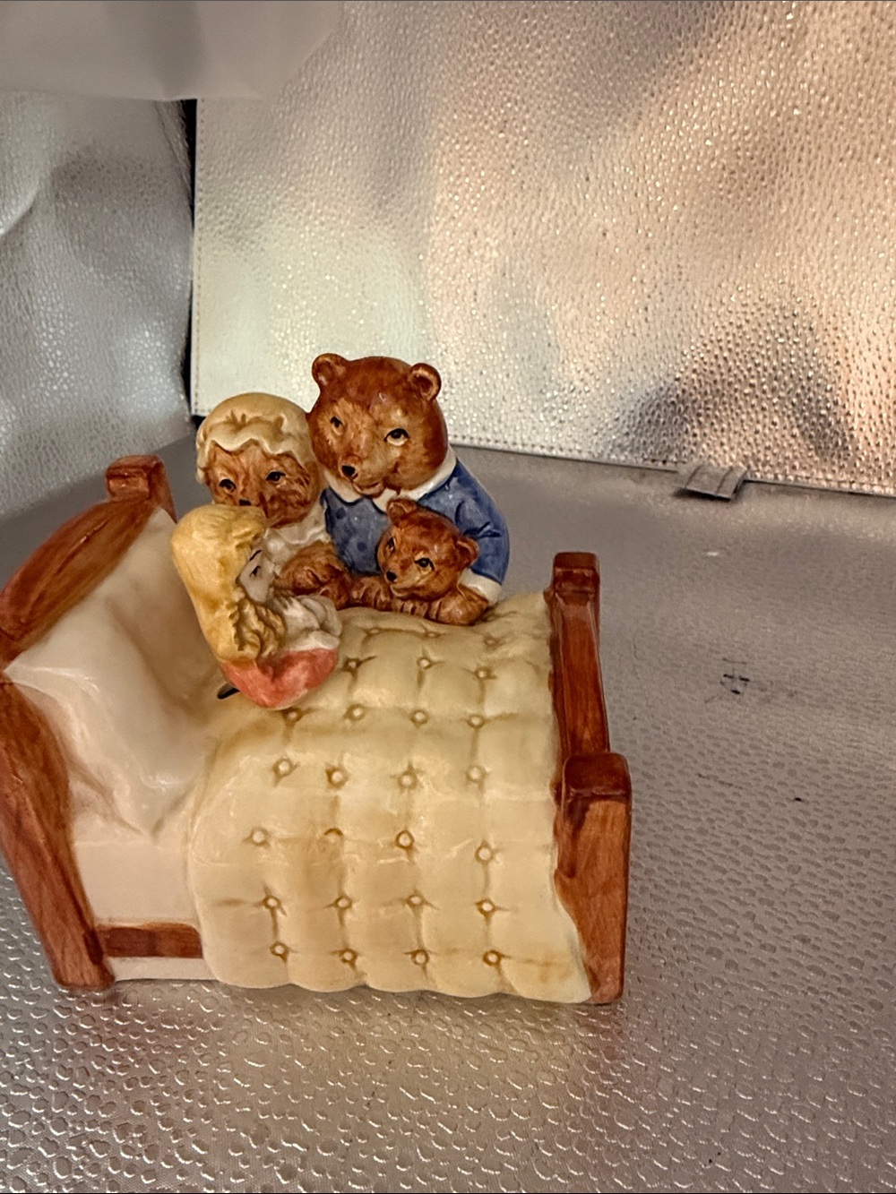 Vintage 1982 Ceramic Music Box of Goldilocks where she moves back and forth - Picture 8 of 11